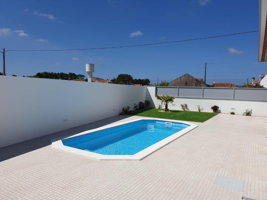 Foto da piscina direção canto verde